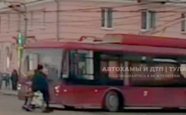 Водитель чуть не сбил девушку на переходе. Посмотрите, как она наказала автохама!